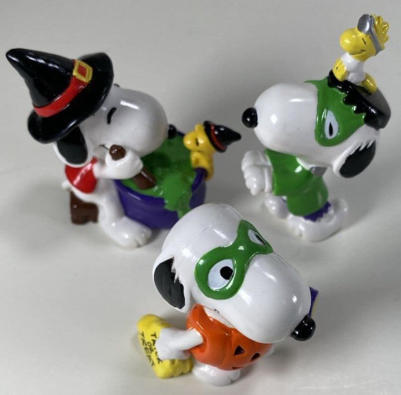 VTG Peanuts United Feature Syndicate 3 Unique Snoopy Halloween Themed Figures VTG Peanuts United Feature Syndicate 3 Unique Snoopy Halloween Themed Figures