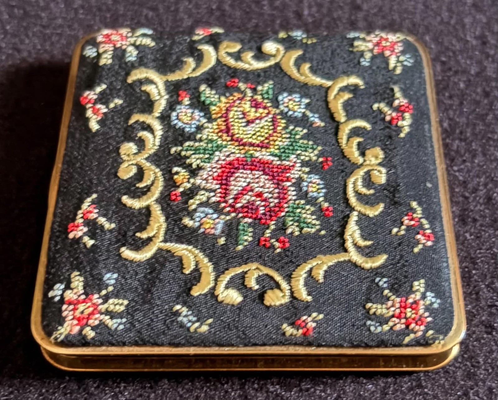 Vtg 1950s Petit Point Powder Compact Black Rose E-N Golden Seal Great Britain Vtg 1950s Petit Point Powder Compact Black Rose E-N Golden Seal Great Britain