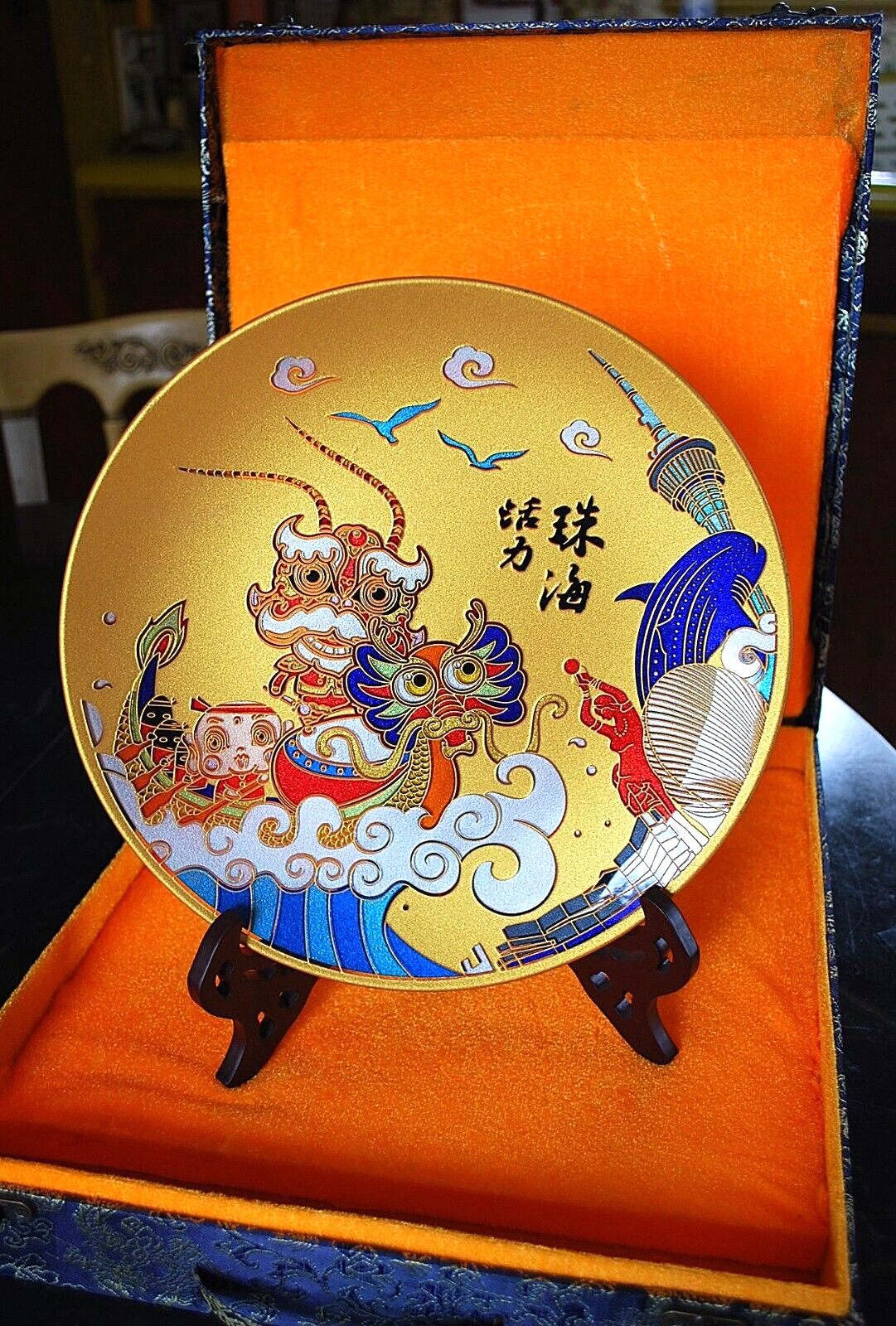 Vtg Chinese GOLD GILT GLASS PLATE w Presentation Box & Stand CHINA LANDMARKS 3D Vtg Chinese GOLD GILT GLASS PLATE w Presentation Box & Stand CHINA LANDMARKS 3D