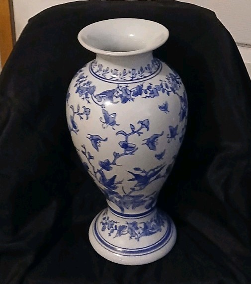 Beautiful Victorian Decor Early 1900s Antique Porcelain Vase Blue/ White Floral Beautiful Victorian Decor Early 1900s Antique Porcelain Vase Blue/ White Floral