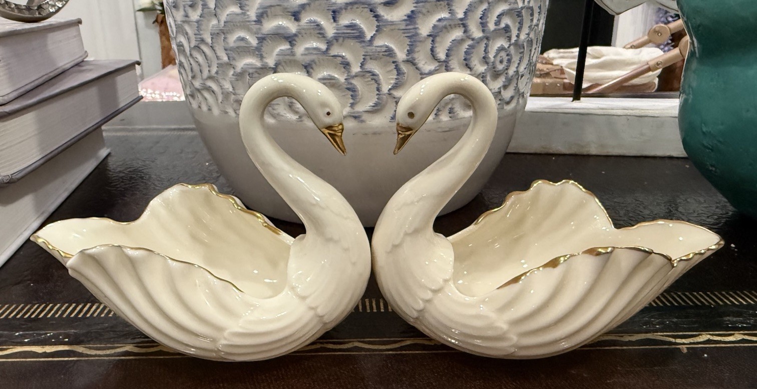 Lenox Porcelain Swan Figurine with 24k Gold Beaks & Trim 5”