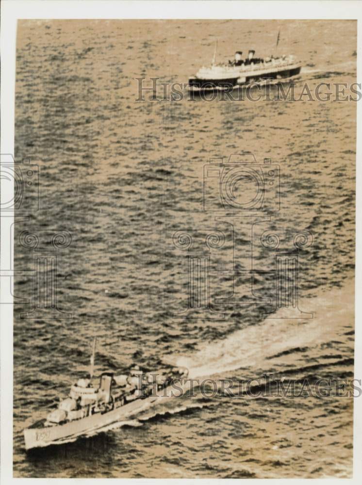 1959 Press Photo American Refugee Ship S.S. Iroquois With Escort U.S.S. Davis