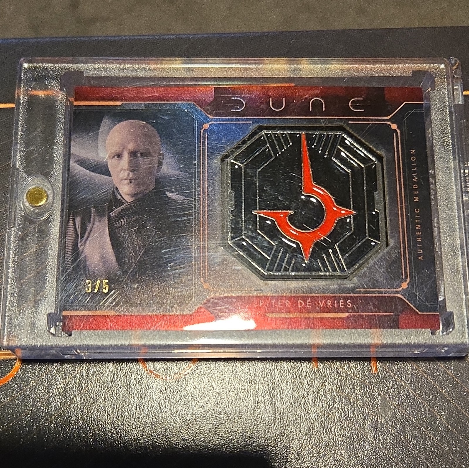 Topps 2025 Dune Chrome Harkonnen Medallion Piter De Vries MCM-PD 3/5 Topps 2025 Dune Chrome Harkonnen Medallion Piter De Vries MCM-PD 3/5