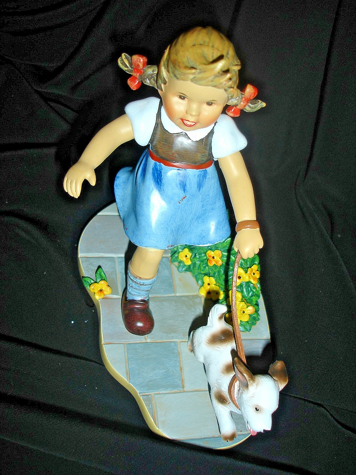 Adorable Danbury Mint Exclusive MI Hummel โLead the Wayโ Figurine MIOB ๐๐๐ Adorable Danbury Mint Exclusive MI Hummel โLead the Wayโ Figurine MIOB ๐๐๐