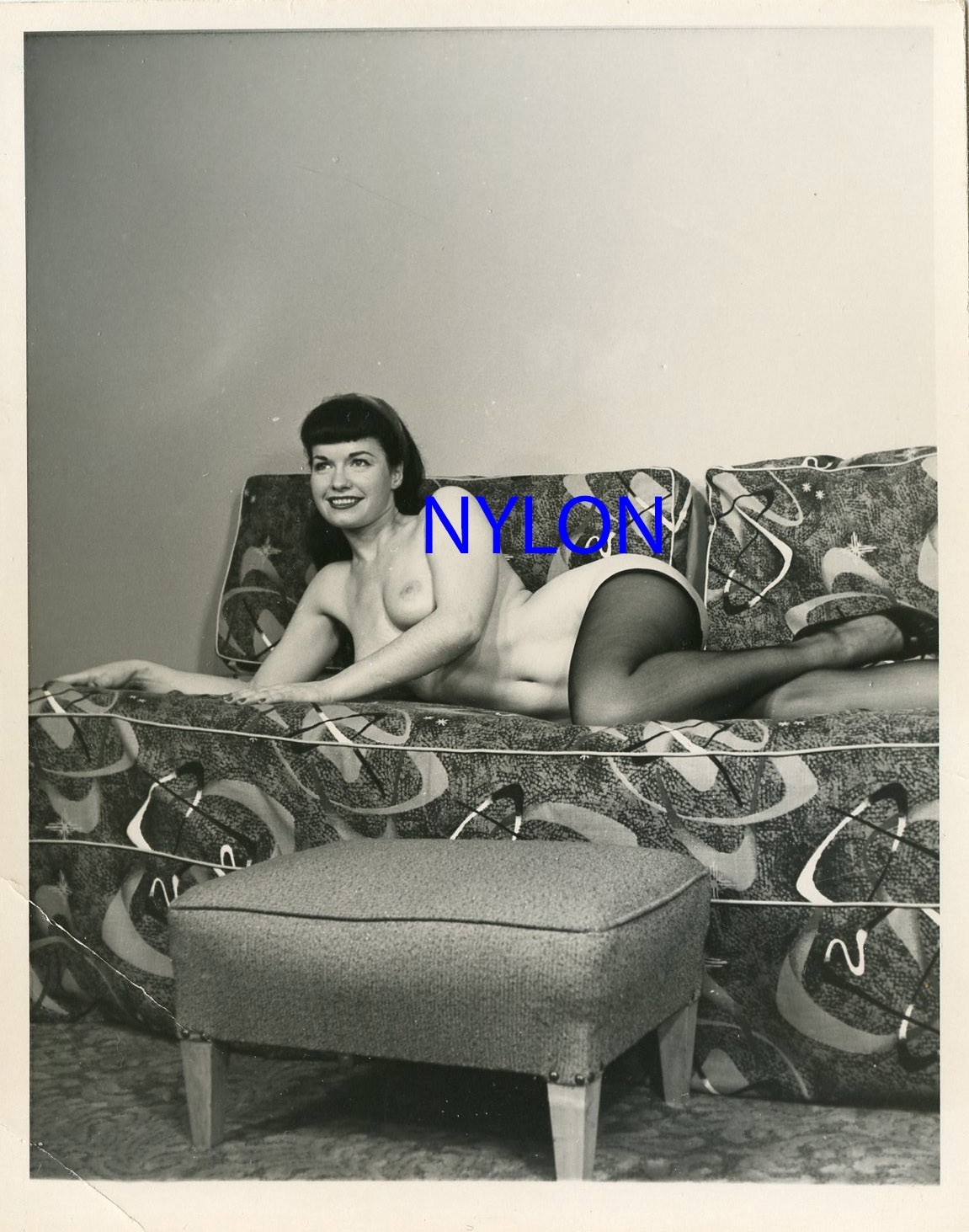 RARE BETTIE PAGE ON THE ATOMIC COUCH VINTAGE 1950's 5 x 4 PHOTOGRAPH RARE BETTIE PAGE ON THE ATOMIC COUCH VINTAGE 1950's 5 x 4 PHOTOGRAPH