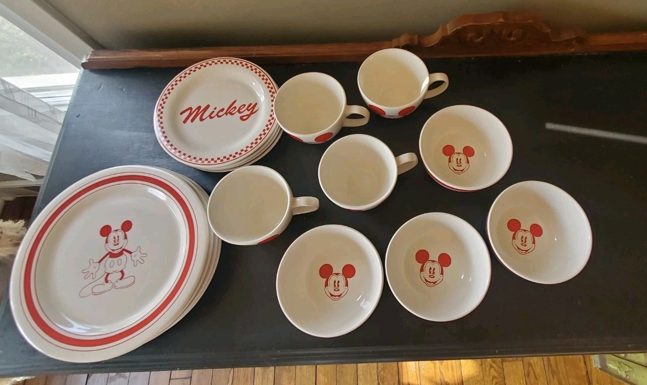 Vintage Disney Gourmet Mickey Ceramic Dinner Plates Set Retro Red Stripe Checked Vintage Disney Gourmet Mickey Ceramic Dinner Plates Set Retro Red Stripe Checked