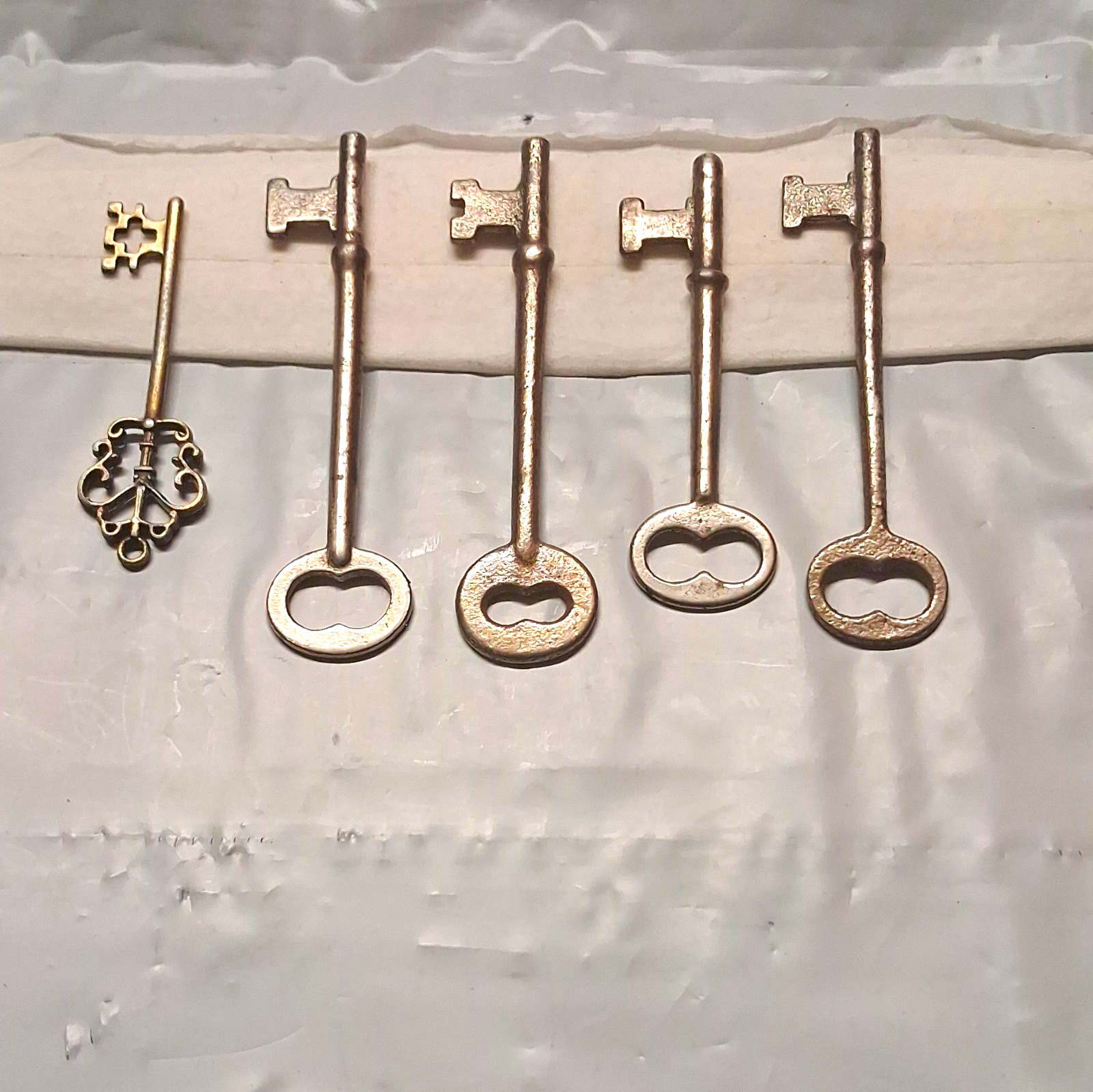 Lot of 5 Large Metal Vintage-Style Skeleton Keys Including Ornate Key