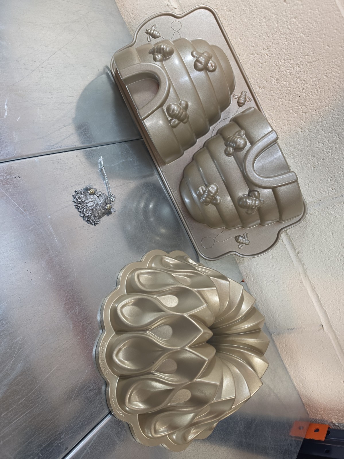 Nordic Ware Lot: Cast Beehive Cake Pan & Crown Bundt + Bee Hive Pewter Christmas Nordic Ware Lot: Cast Beehive Cake Pan & Crown Bundt + Bee Hive Pewter Christmas