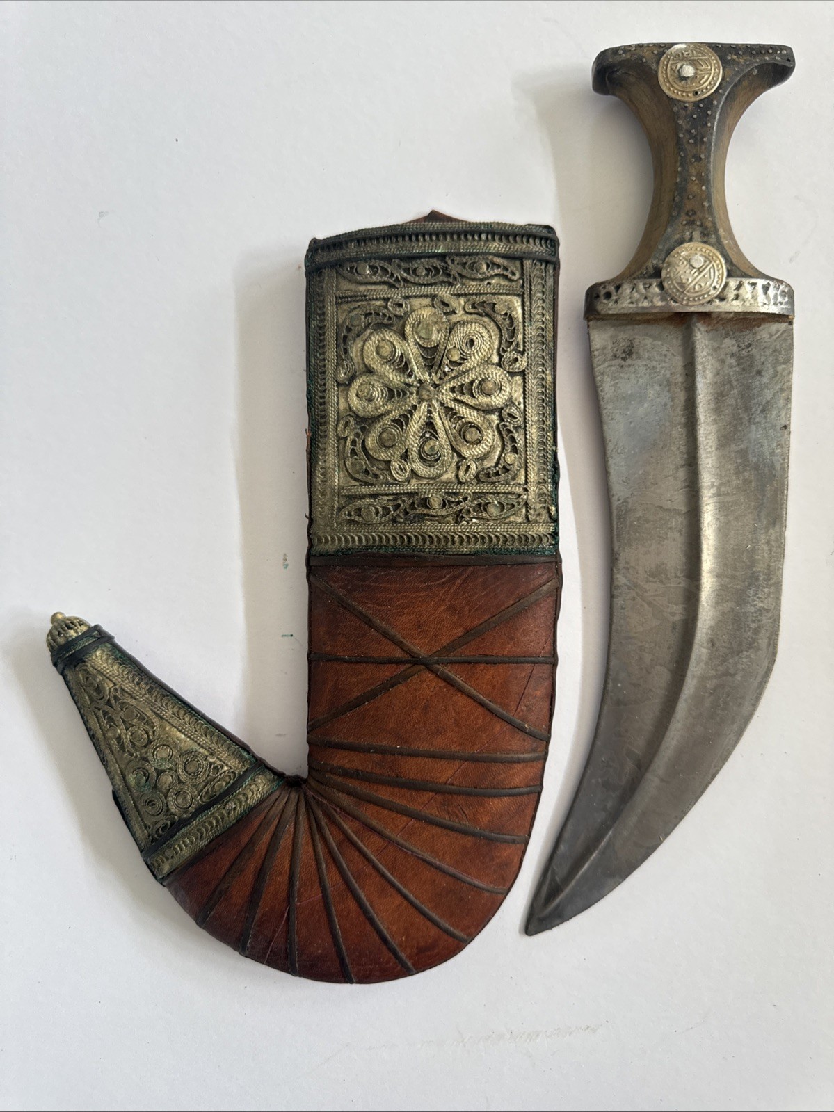 Beautiful Vintage Yemeni Jambiya Dagger Curved Double-Edged Blade with Horn Hilt Beautiful Vintage Yemeni Jambiya Dagger Curved Double-Edged Blade with Horn Hilt