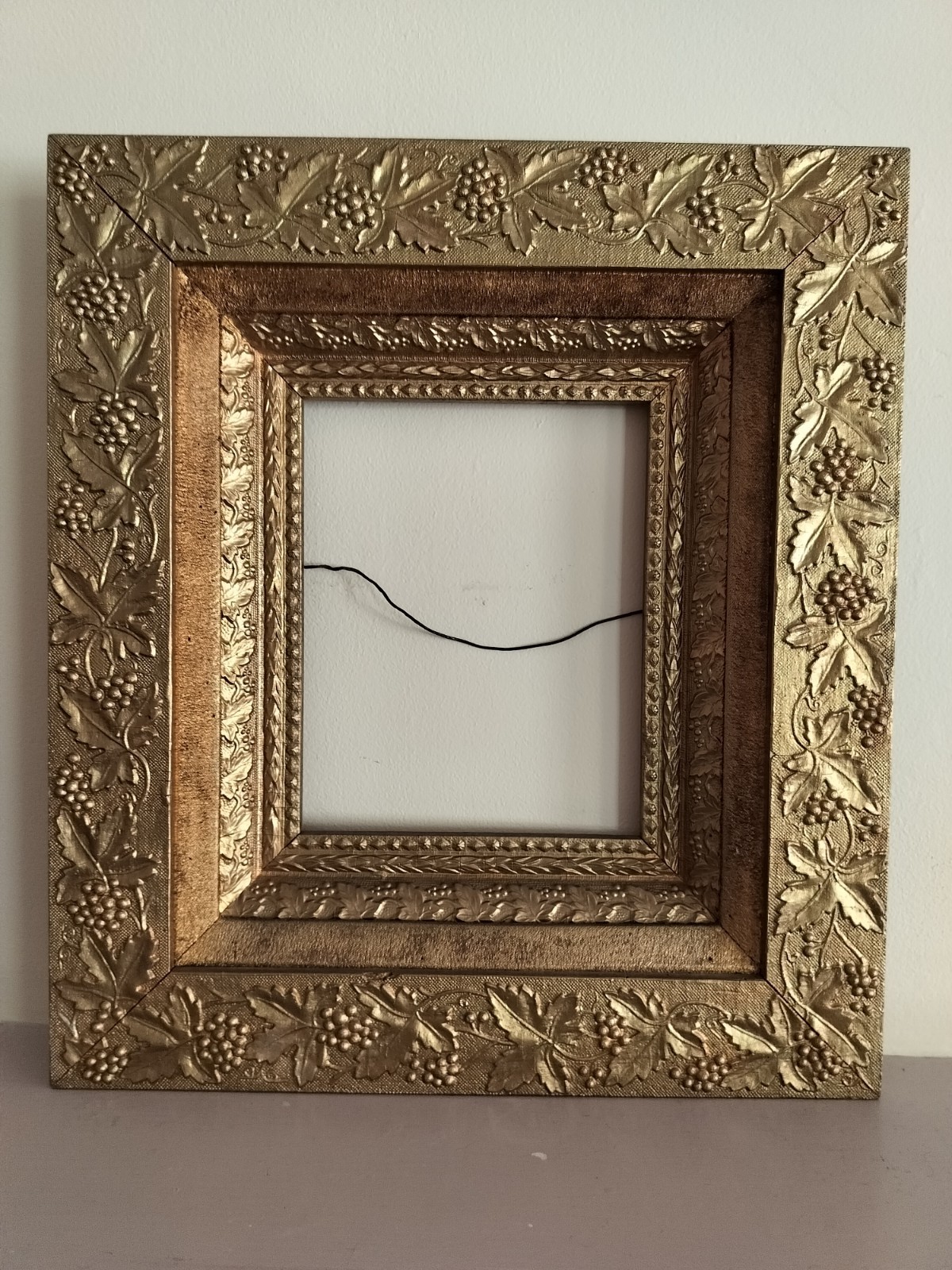 Antique Ornate Gold Wood Picture Frame for 8 x 10 Antique Ornate Gold Wood Picture Frame for 8 x 10