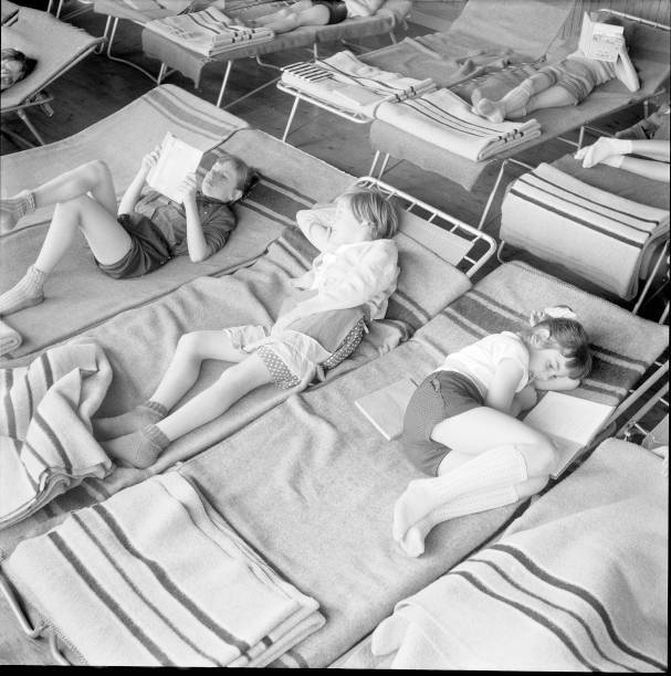 Outdoor school Zurich siesta children reading relaxing 1958 Old Photo 2 Outdoor school Zurich siesta children reading relaxing 1958 Old Photo 2