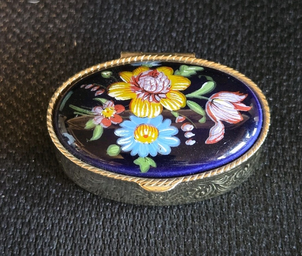Vintage Hand Painted Floral Pill Box Gold Tone Oval Metal Porcelain Enamel Lid Vintage Hand Painted Floral Pill Box Gold Tone Oval Metal Porcelain Enamel Lid
