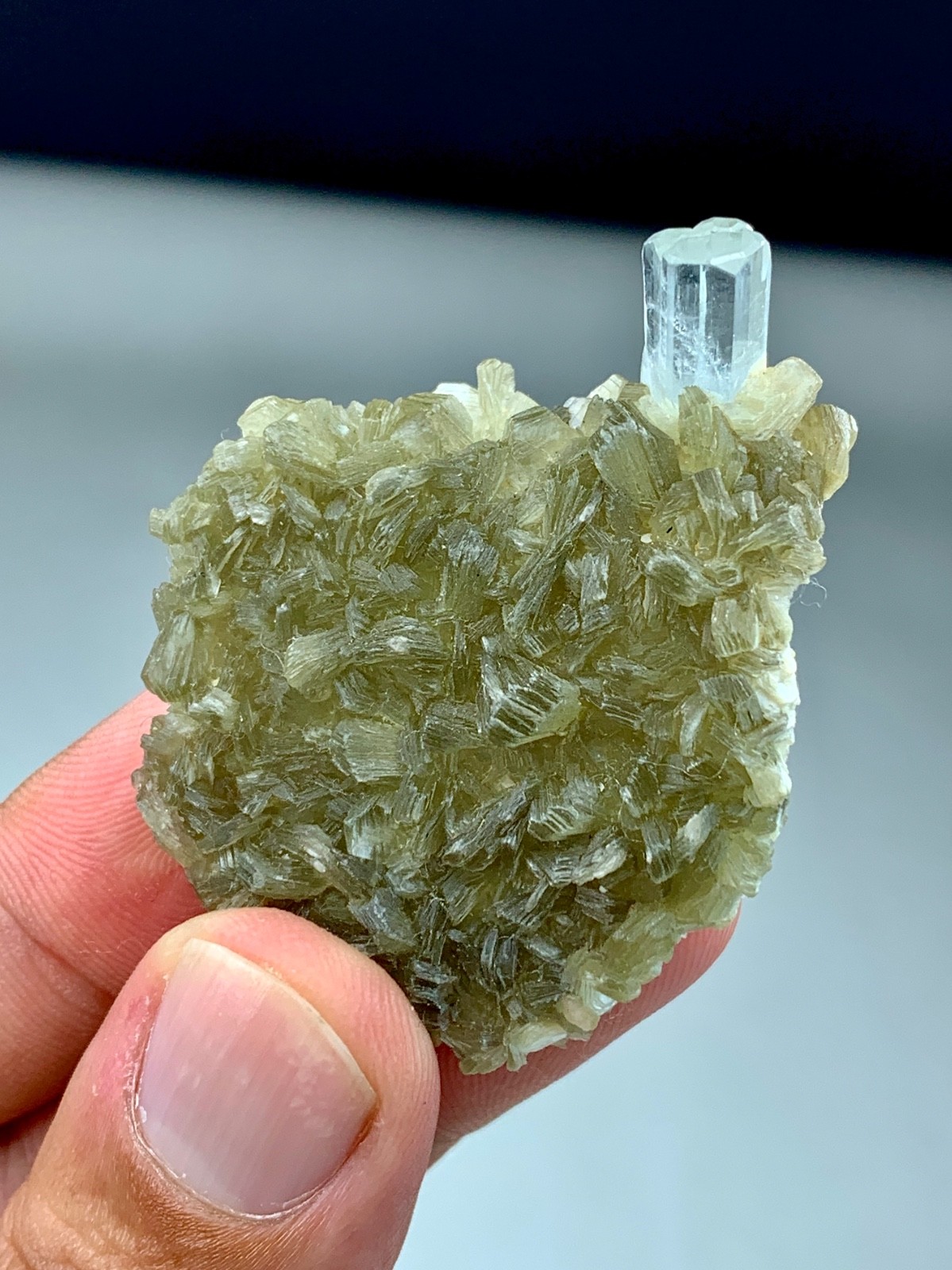 85 CT Multi Faces Termination Terminated Aquamarine Crystal Combine Muscovite 85 CT Multi Faces Termination Terminated Aquamarine Crystal Combine Muscovite