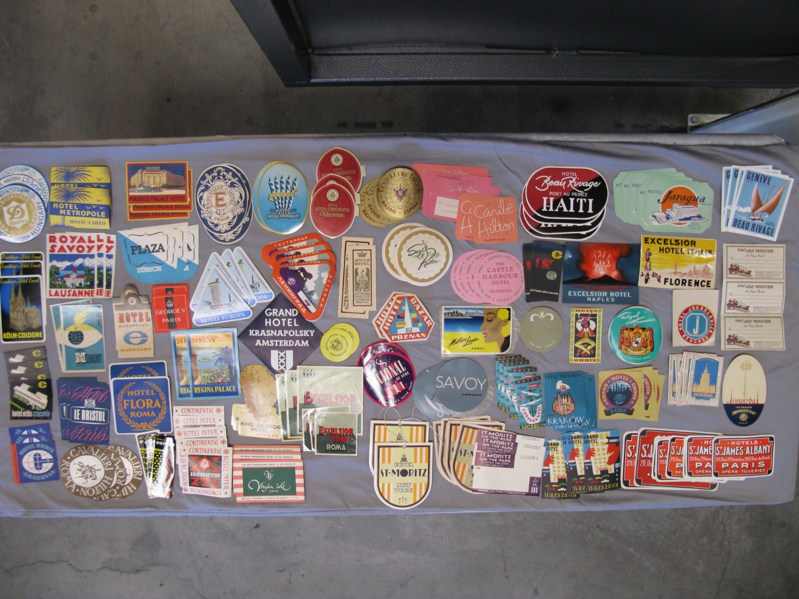 LOT LUGGAGE DECALS 59 DIFFERENT W/ ( 172 COUNT ) Vintage Original Decals. 1950. LOT LUGGAGE DECALS 59 DIFFERENT W/ ( 172 COUNT ) Vintage Original Decals. 1950.