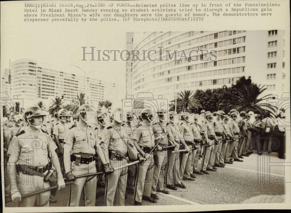 1972 Press Photo Police Stand Guard at Republican Gala, Miami Beach - lra69630 1972 Press Photo Police Stand Guard at Republican Gala, Miami Beach - lra69630