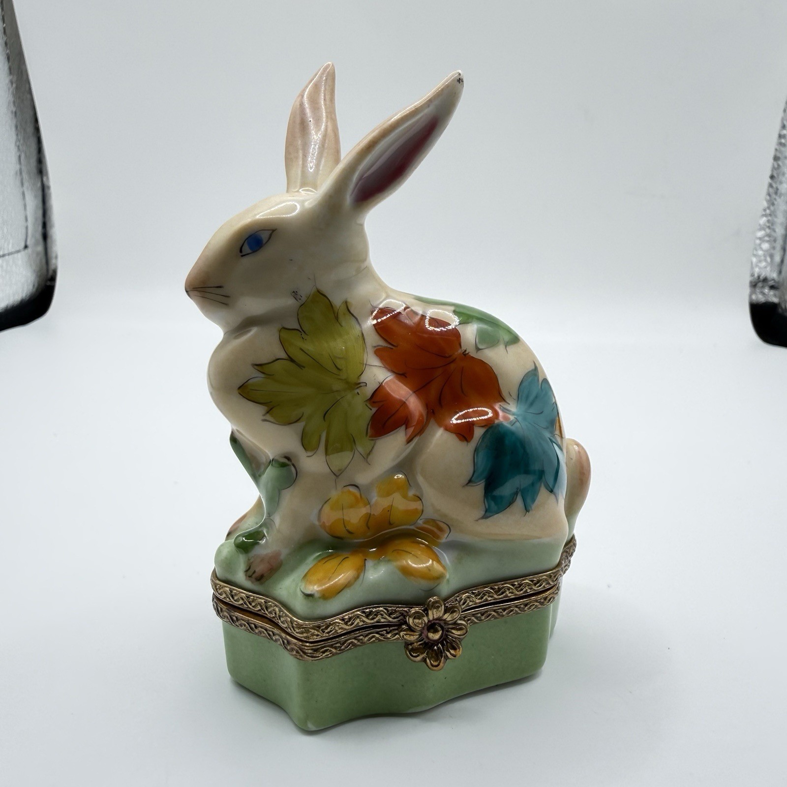 LIMOGES BUNNY FLORAL LEAVES TRINKET BOX CHAMART PEINT MAIN FRANCE VINTAGE VIDEO LIMOGES BUNNY FLORAL LEAVES TRINKET BOX CHAMART PEINT MAIN FRANCE VINTAGE VIDEO
