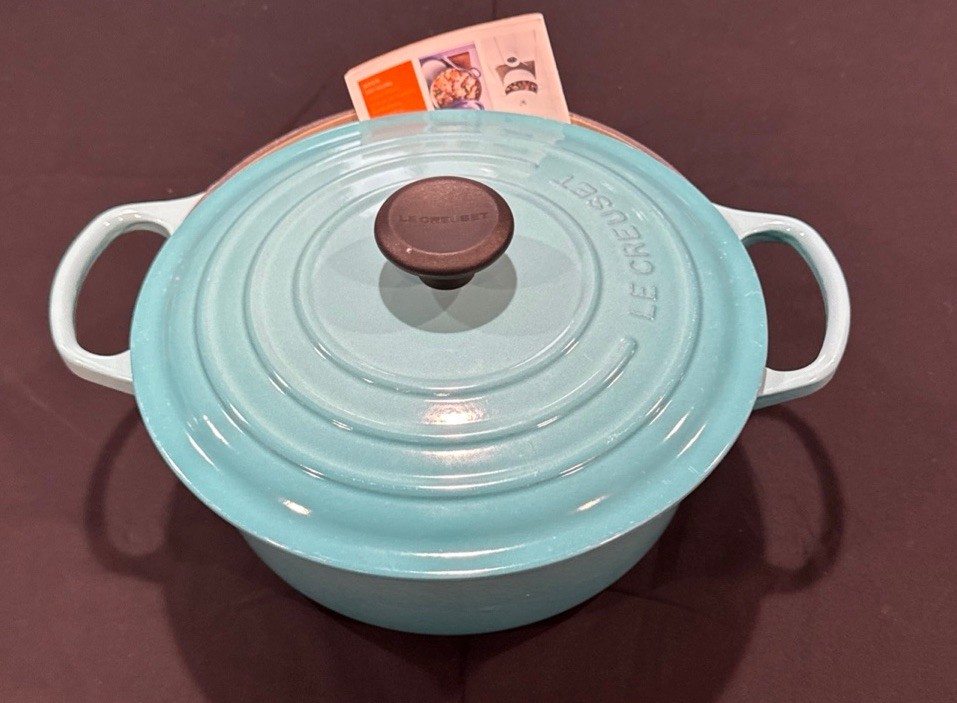 Le Creuset Signature Cast Iron 5.5 Qt Dutch Oven Caribbean 5 1/2 Quart #26 NWOT Le Creuset Signature Cast Iron 5.5 Qt Dutch Oven Caribbean 5 1/2 Quart #26 NWOT
