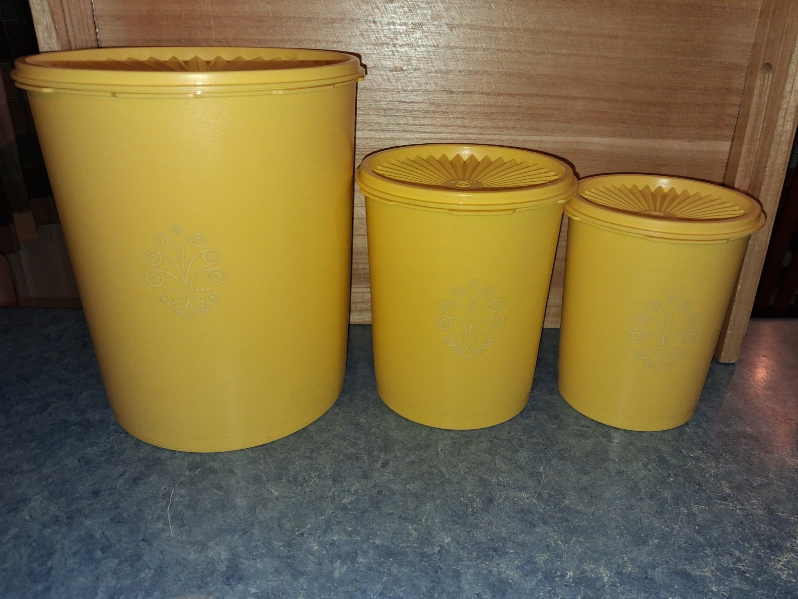 Vntg 1970s Tupperware Servalier daffodil yellow nesting canisters Very Clean