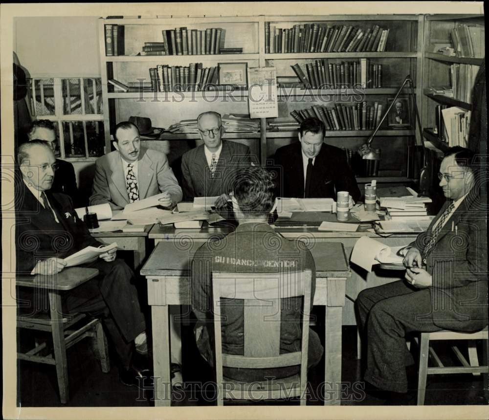 Press Photo Classification Session for Prison Inmate After Guidance Center Stay Press Photo Classification Session for Prison Inmate After Guidance Center Stay