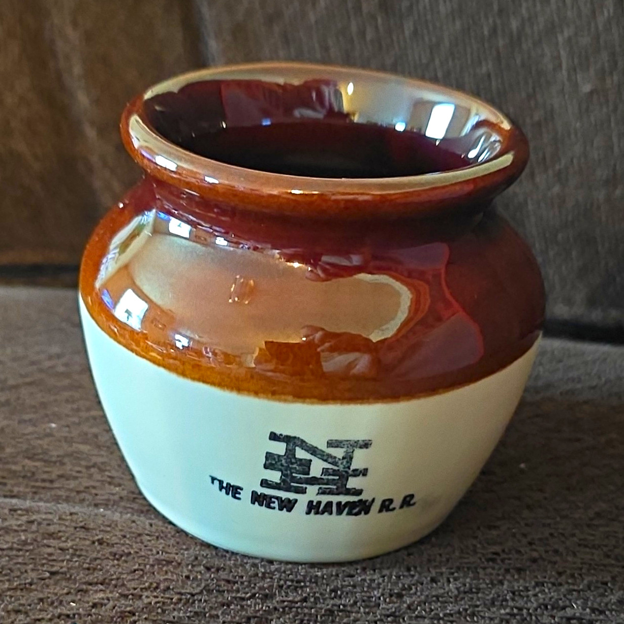 New Haven Railroad NH Logo Brown & White BEAN pot New Haven Railroad NH Logo Brown & White BEAN pot