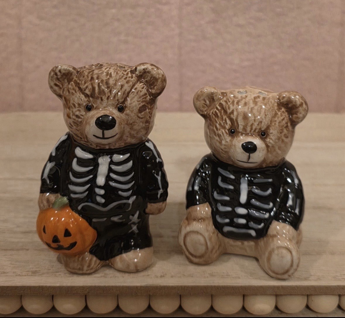 🧡🖤NIB Ceramic Halloween Teddy Bear Salt & Pepper Shaker Set 🧡🖤NIB Ceramic Halloween Teddy Bear Salt & Pepper Shaker Set