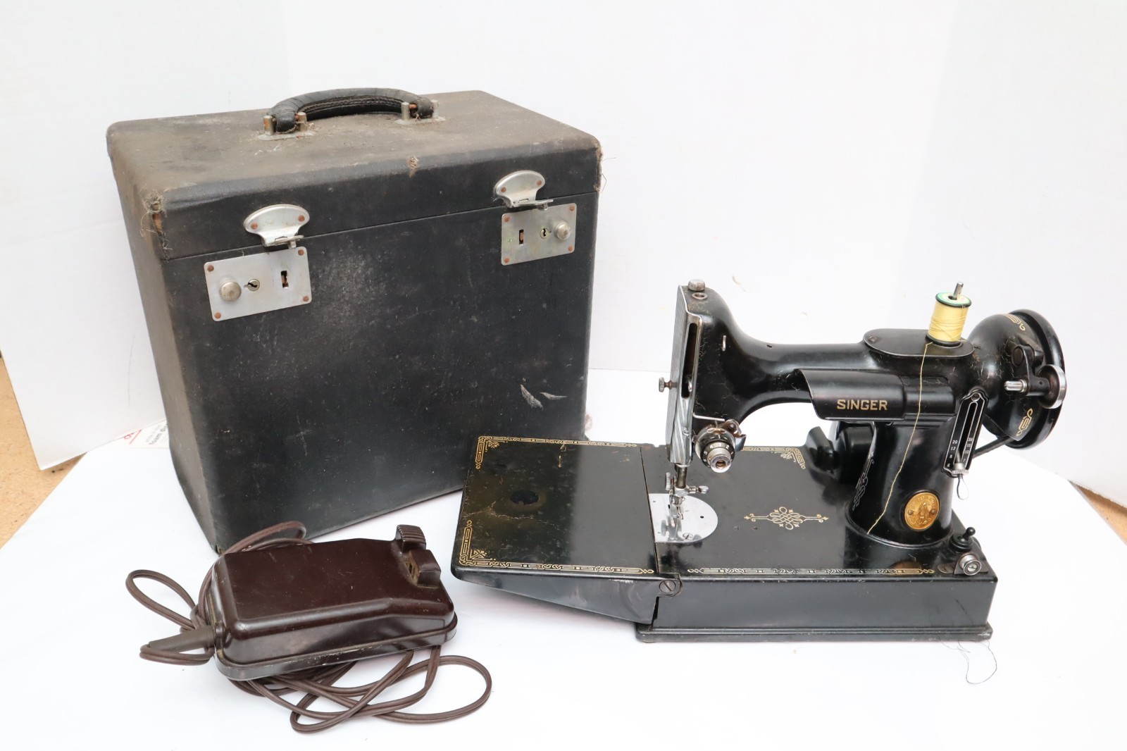 Vintage 1948 Singer Featherweight Sewing Machine 221 W/Case & Peddle Antique- Vintage 1948 Singer Featherweight Sewing Machine 221 W/Case & Peddle Antique-