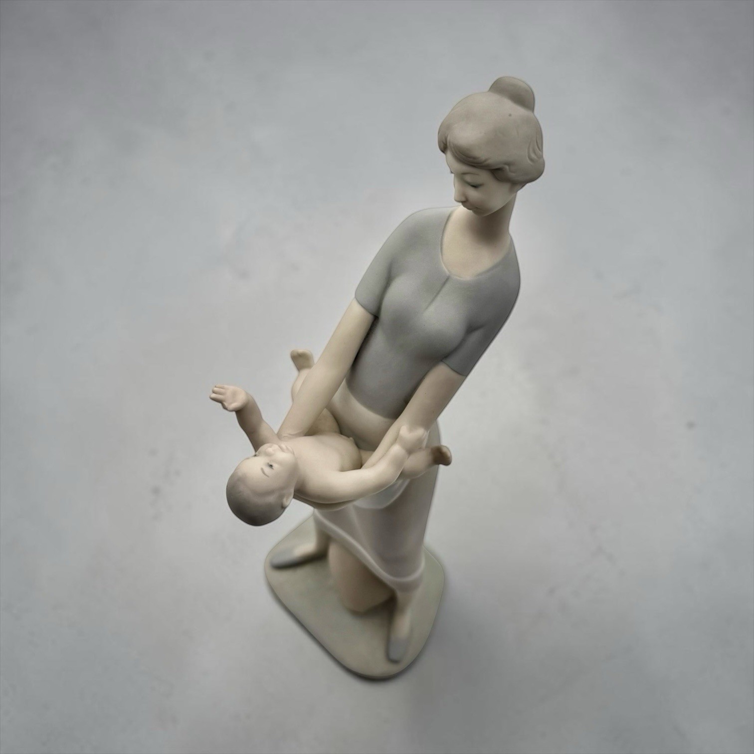 LLADRO Vintage MOTHERHOOD FIGURINE #4575 Matte Finish Mother Child Broken Finger LLADRO Vintage MOTHERHOOD FIGURINE #4575 Matte Finish Mother Child Broken Finger