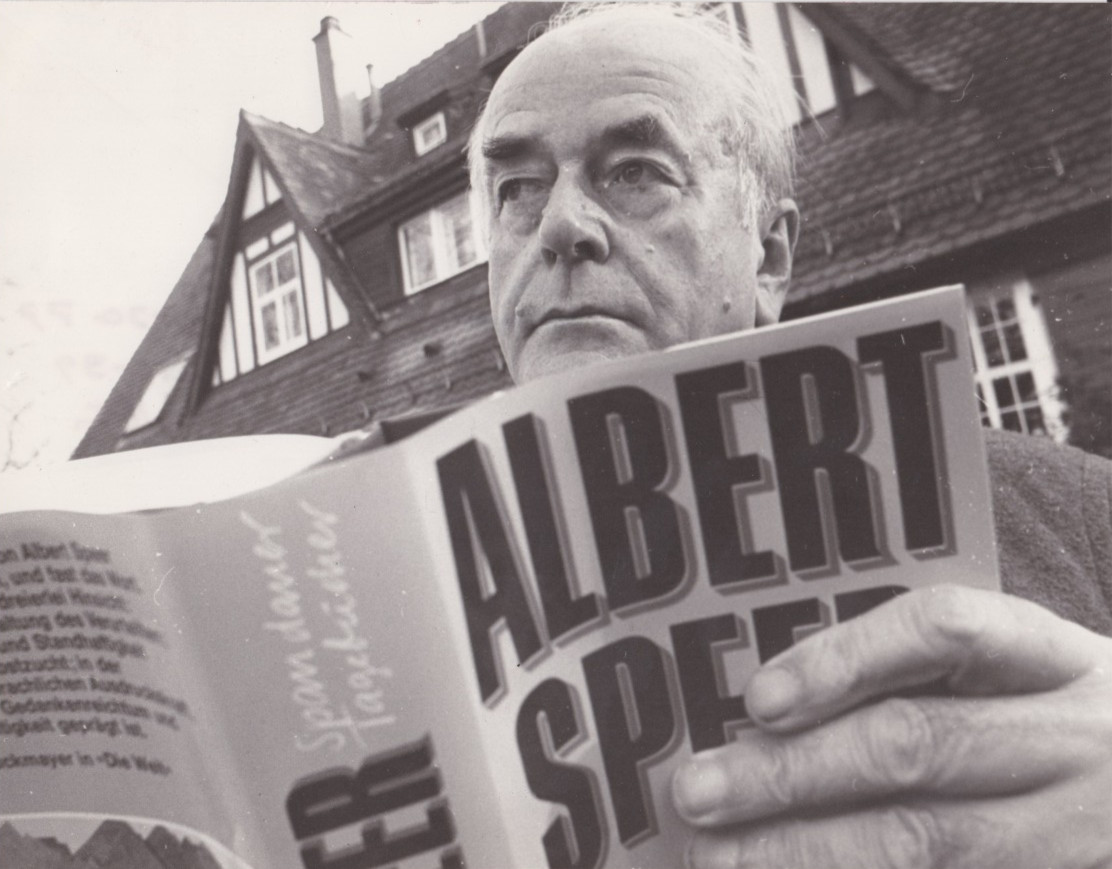 1977 Press Photo German WWII Minister Albert Speer reading his Book