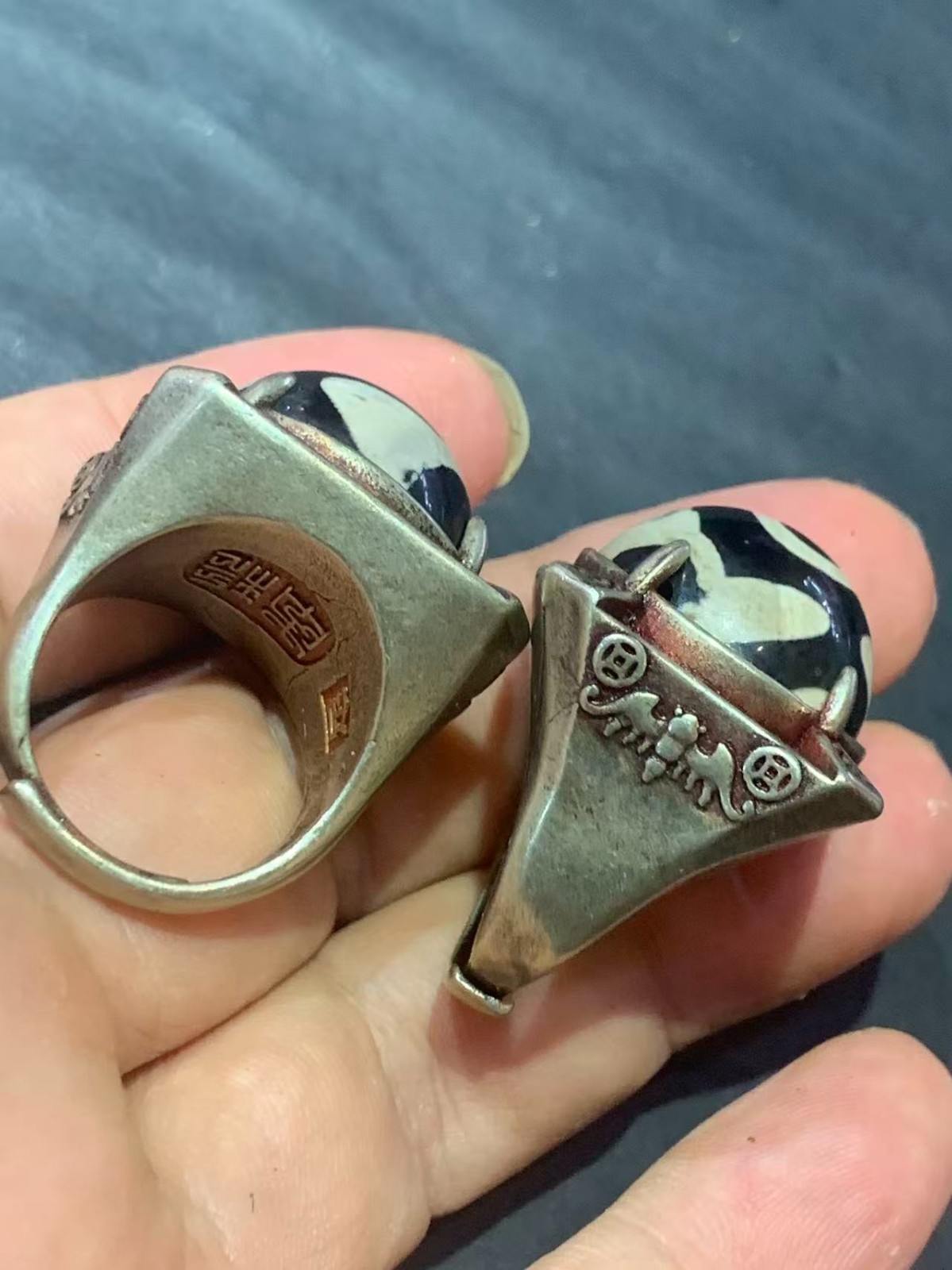 2Pcs Rare Tibetan Silver Inlay Dragon Vein Agate Dzi *1Eyed* Bead Rings 2Pcs Rare Tibetan Silver Inlay Dragon Vein Agate Dzi *1Eyed* Bead Rings
