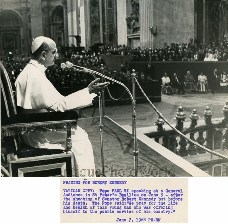 Pope Paul VI speaking in St. Peter's vintage photo Pope Paul VI speaking in St. Peter's vintage photo