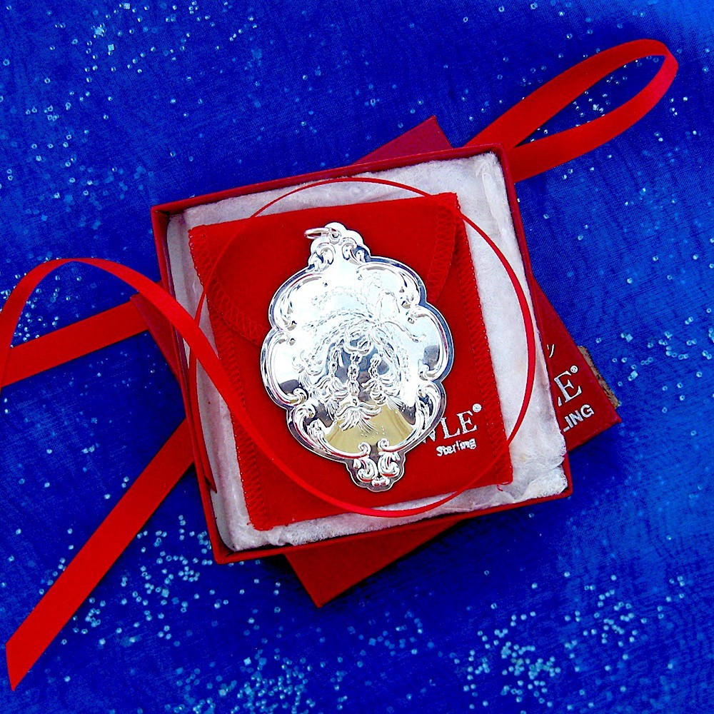 NEW • Towle 1990 "CHRISTMAS CACTUS" Sterling Silver CHRISTMAS FORAL MEDALLION NEW • Towle 1990 "CHRISTMAS CACTUS" Sterling Silver CHRISTMAS FORAL MEDALLION