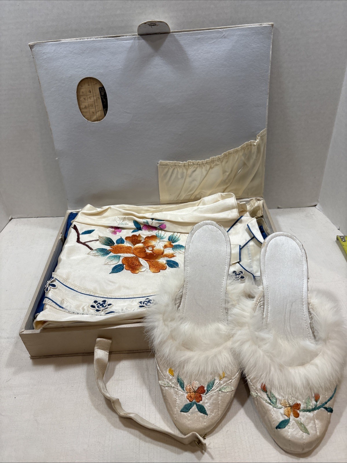 VINTAGE 1950s Japanese Embroidered Silk Pajama Set And Robe W/Original Box
