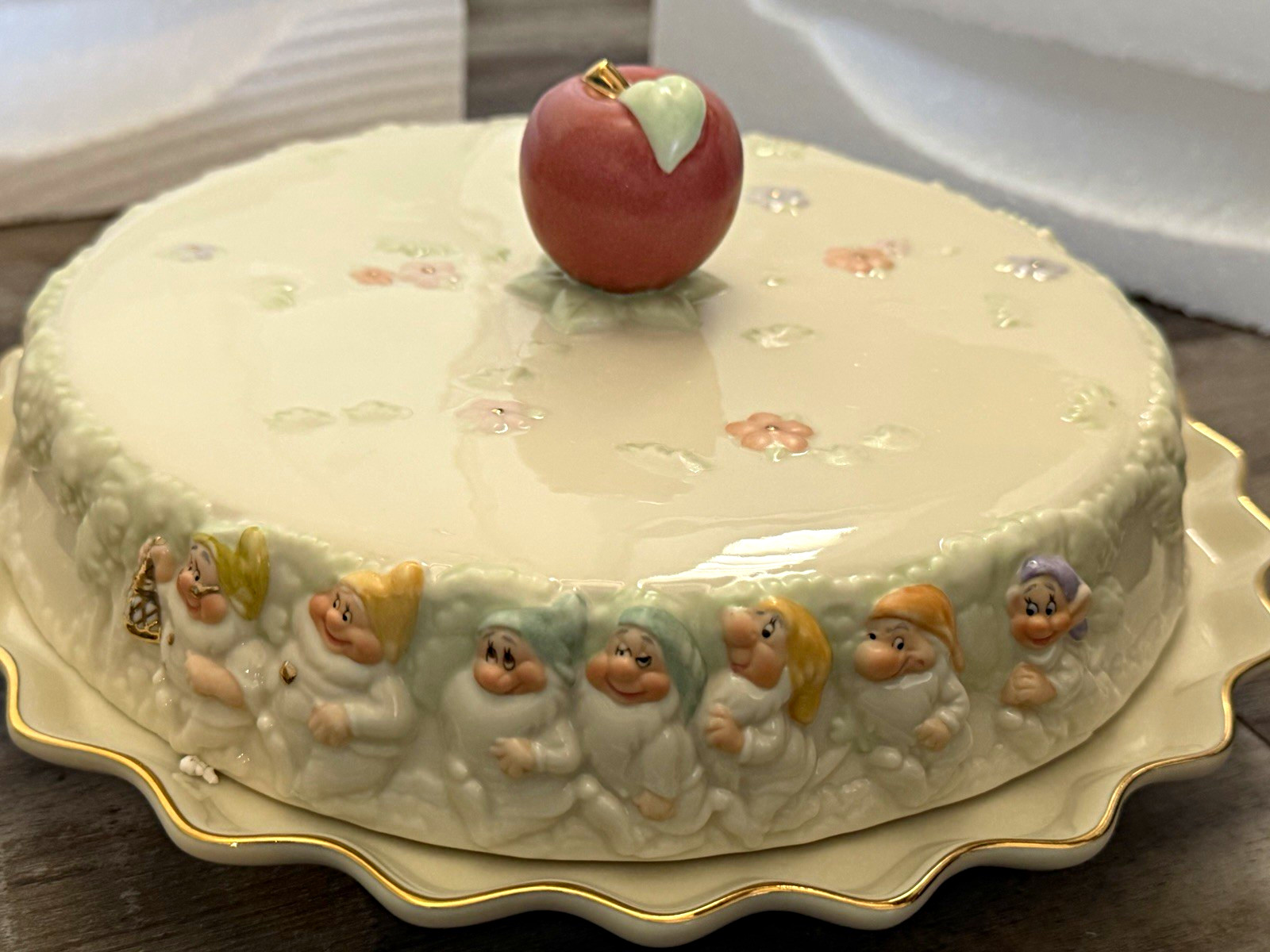 Lenox Disney Snow White & Seven Dwarfs Pie Keeper 2005 24K Gold COA Box RARE Lenox Disney Snow White & Seven Dwarfs Pie Keeper 2005 24K Gold COA Box RARE