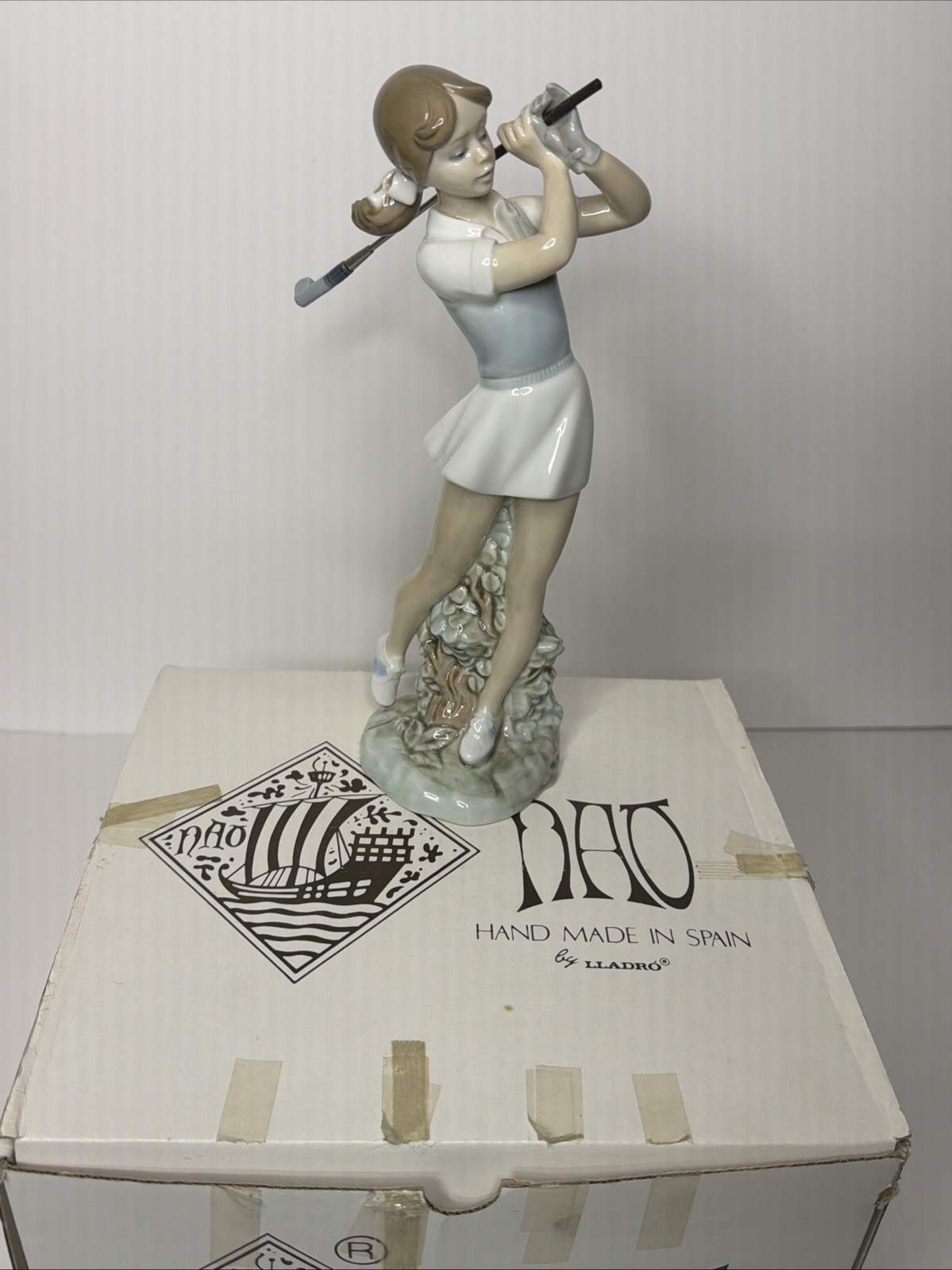 VTG Nao by Lladro Figurine Out of the Rough Girl Golfer 0450 W/ Box