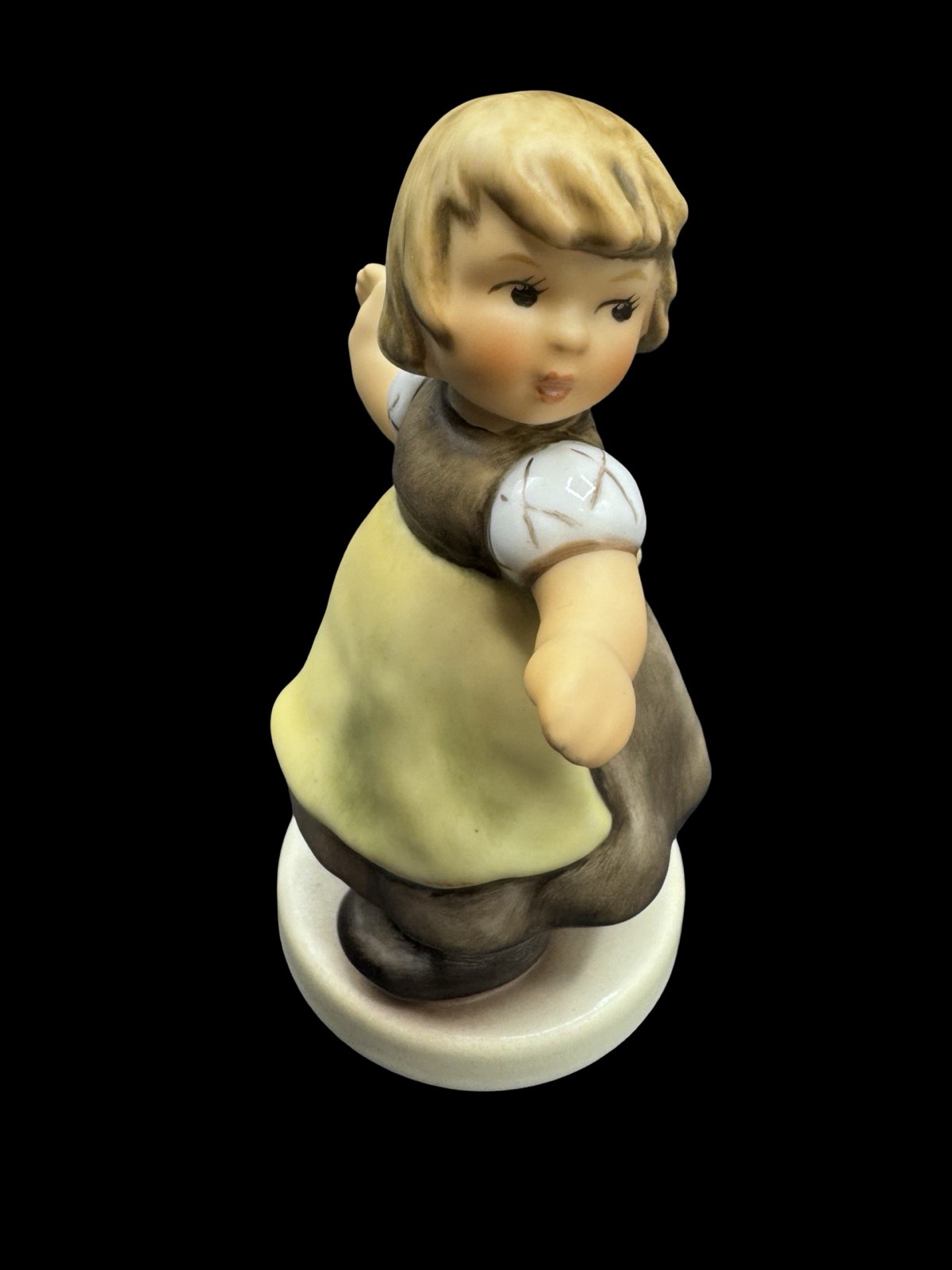 Goebel Hummel Club Figurine Liesl's Spring Walk 921B TMK-8 Germany