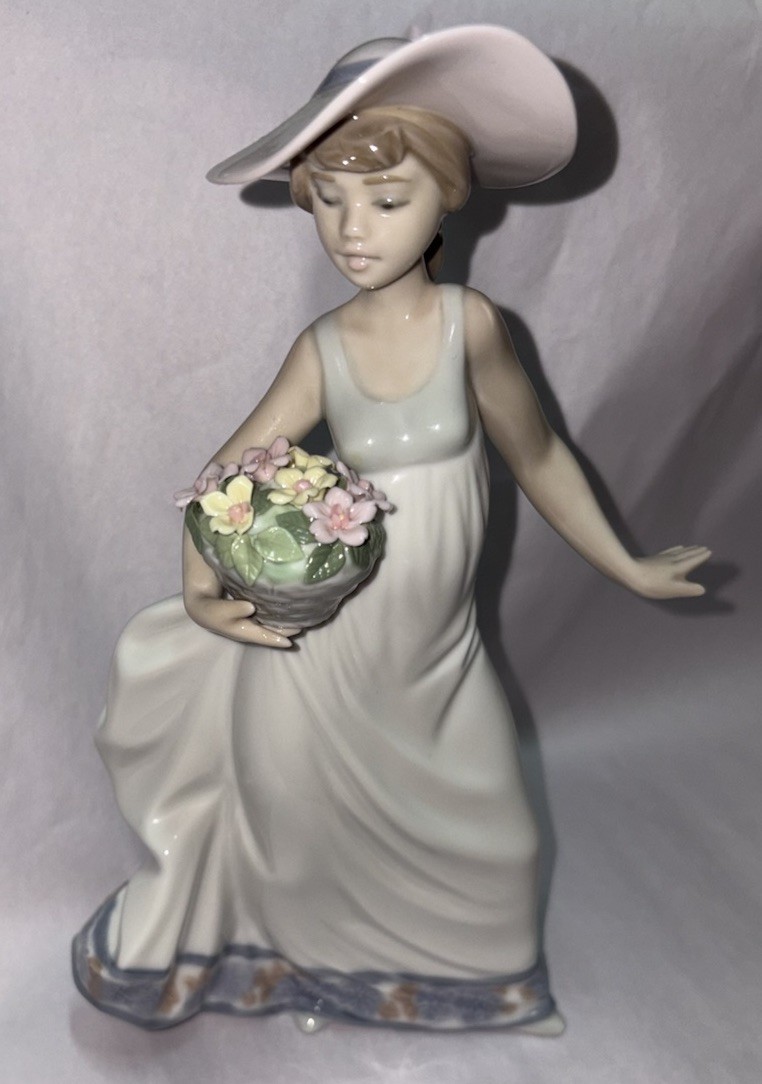 Lladro "Carefree Girl" Porcelain Figure #5790 with Original Box Lladro "Carefree Girl" Porcelain Figure #5790 with Original Box