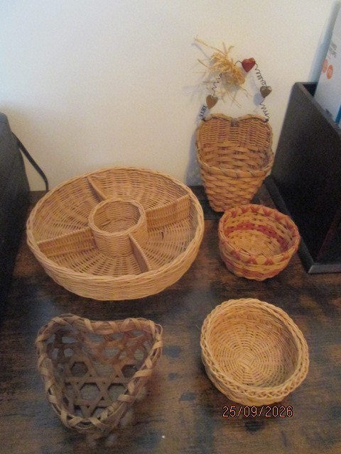 Lot of 5 wicker baskets 10x2 round,round 5x2 small heart basket Lot of 5 wicker baskets 10x2 round,round 5x2 small heart basket