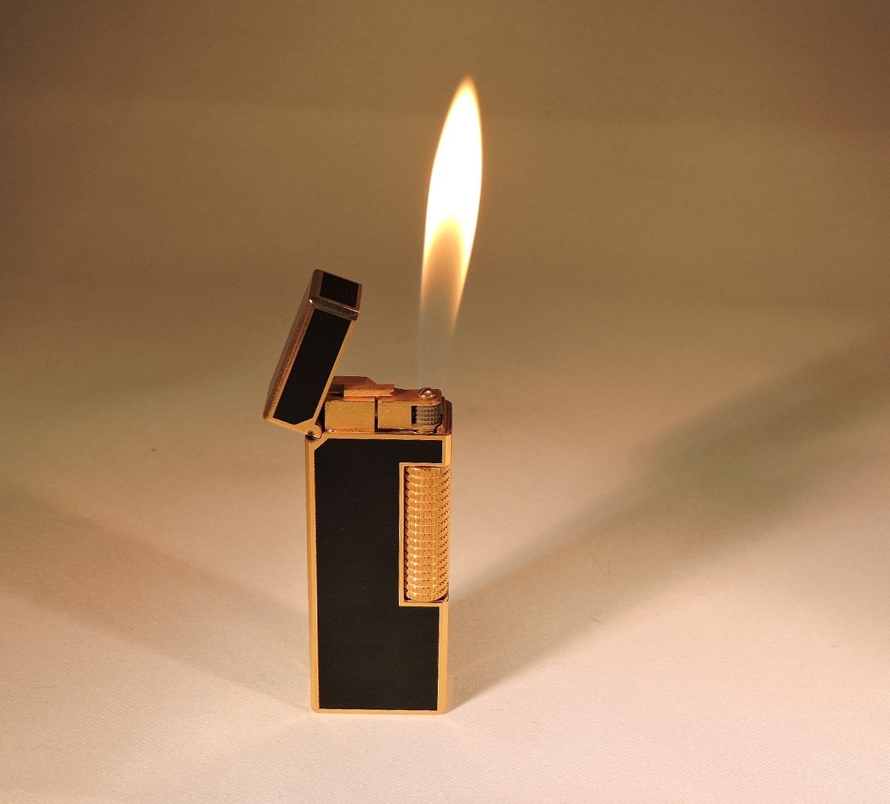 Vintage Dunhill Rollagas 1970s Beautiful Black Laquer Shiny 14k Gold Trim