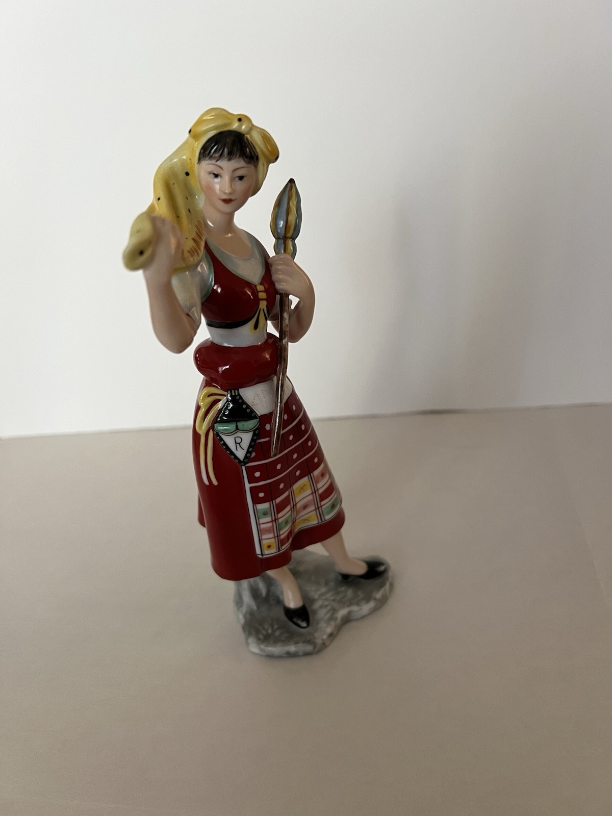 Vista Alegre figurine Girl With Red Dress And Yellow Scarf. Vintage. Vista Alegre figurine Girl With Red Dress And Yellow Scarf. Vintage.