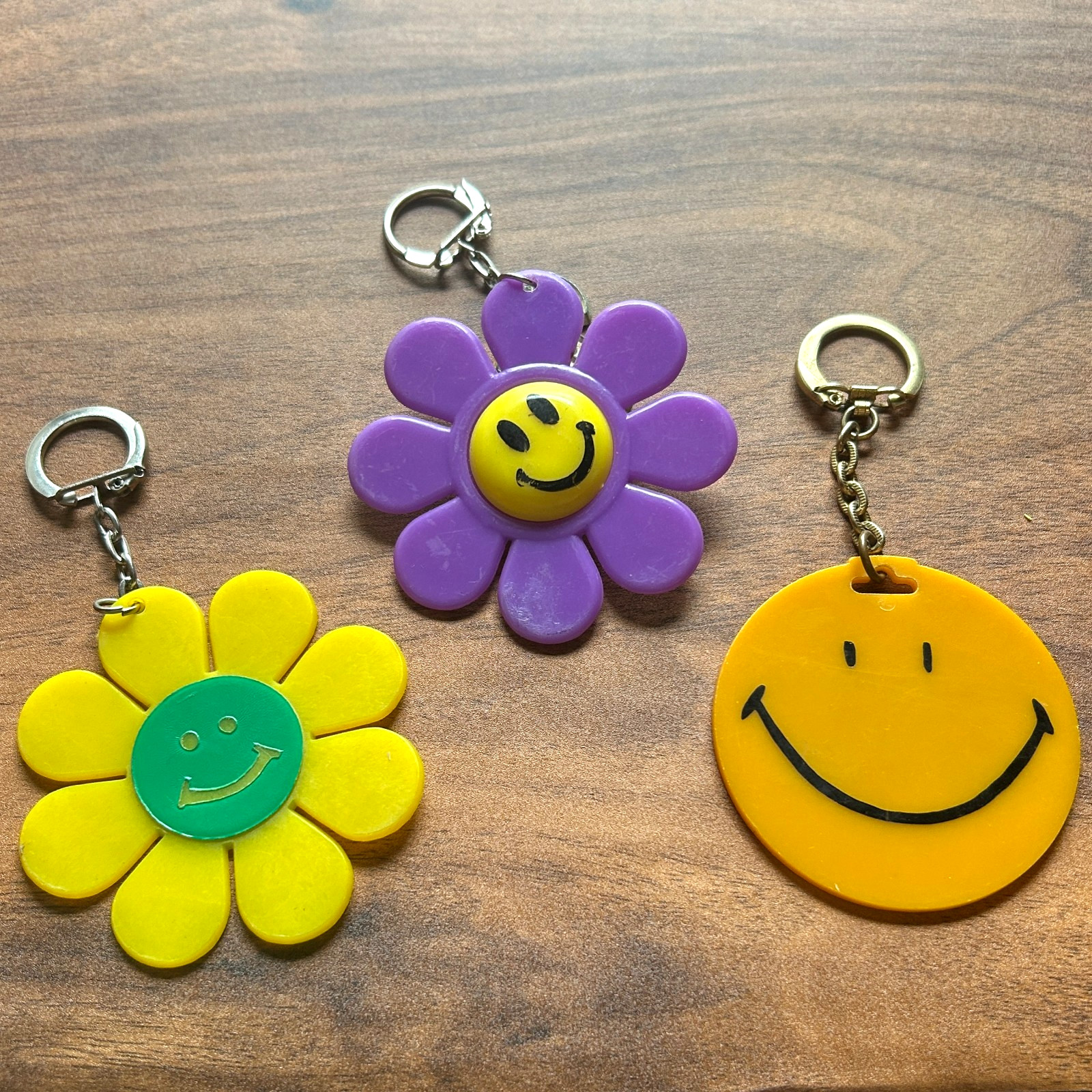 Vintage Retro Keychain Set 3 Smiley Face Daisy Flower Power Purple Yellow Green Vintage Retro Keychain Set 3 Smiley Face Daisy Flower Power Purple Yellow Green