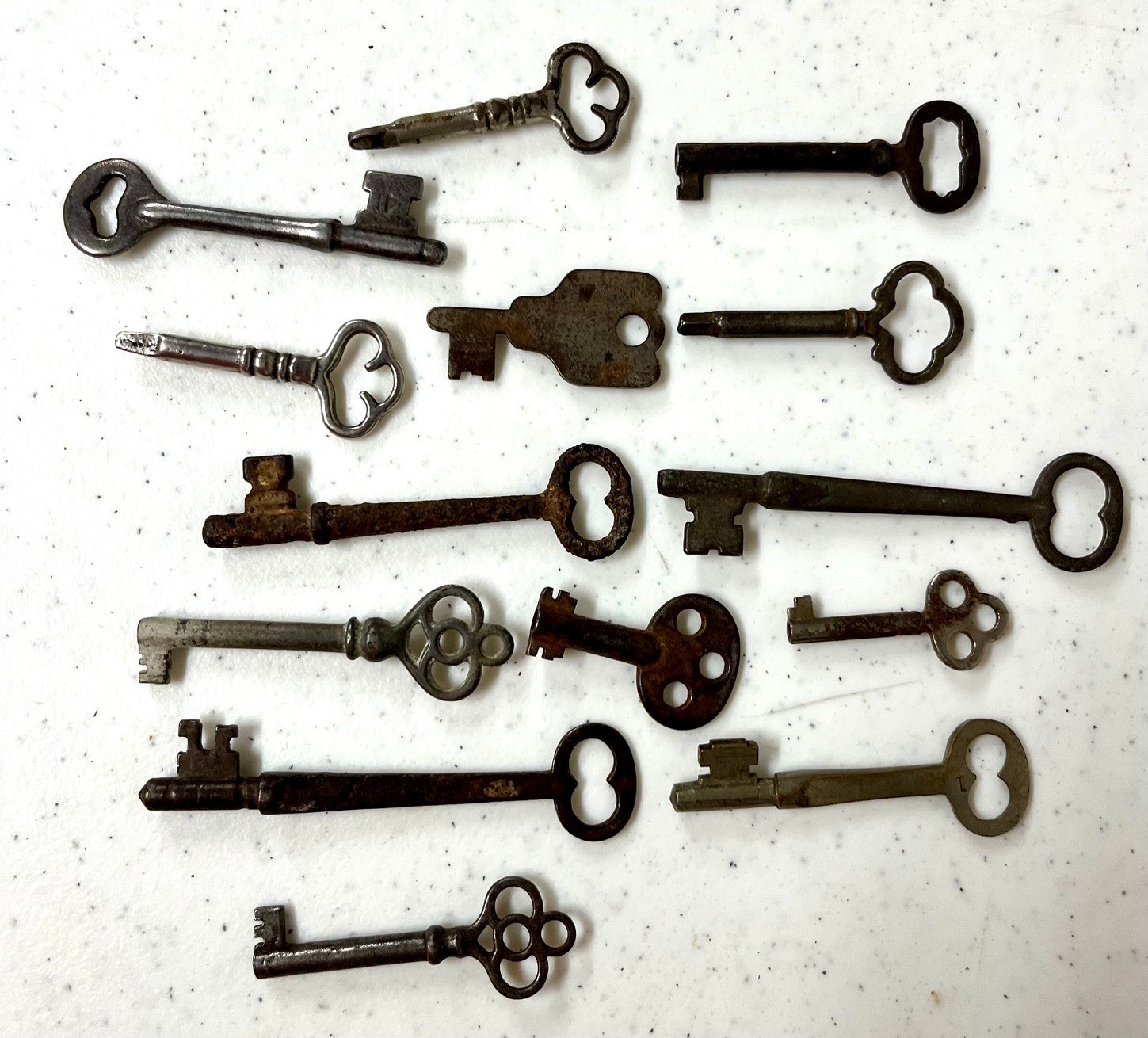 LOT OF 14 ANTIQUE VINTAGE SKELETON KEYS DOOR HOUSE TRUNK BANK FURNITURE LOT OF 14 ANTIQUE VINTAGE SKELETON KEYS DOOR HOUSE TRUNK BANK FURNITURE