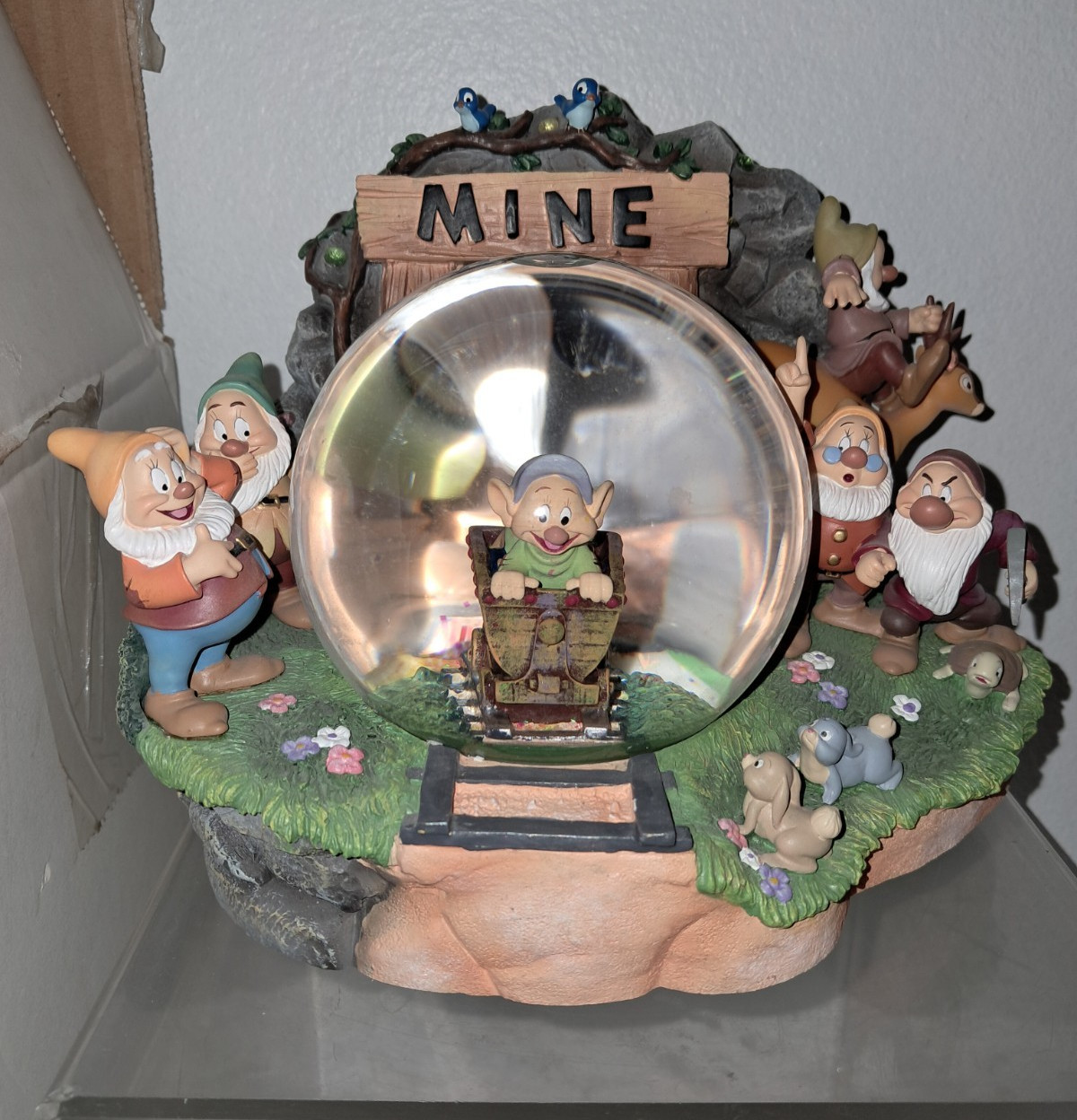 DISNEY SNOW WHITE & THE SEVEN DWARFS MUSICAL MINE SNOWGLOBE #99078 WHISTLE WORK
