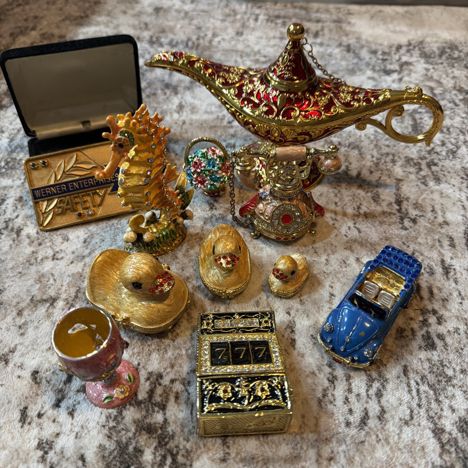 Vintage-style gold jewelry trinket pill box "Bonnie" enameled collectibles Vintage-style gold jewelry trinket pill box "Bonnie" enameled collectibles