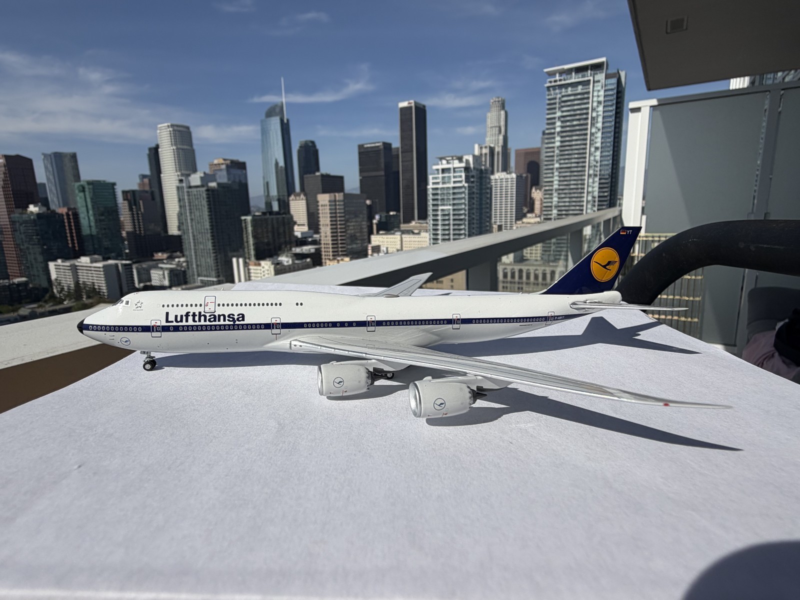 DEFECTIVE No Card NG 1:400 Lufthansa D-ABYT Retro Livery Boeing 747-8i