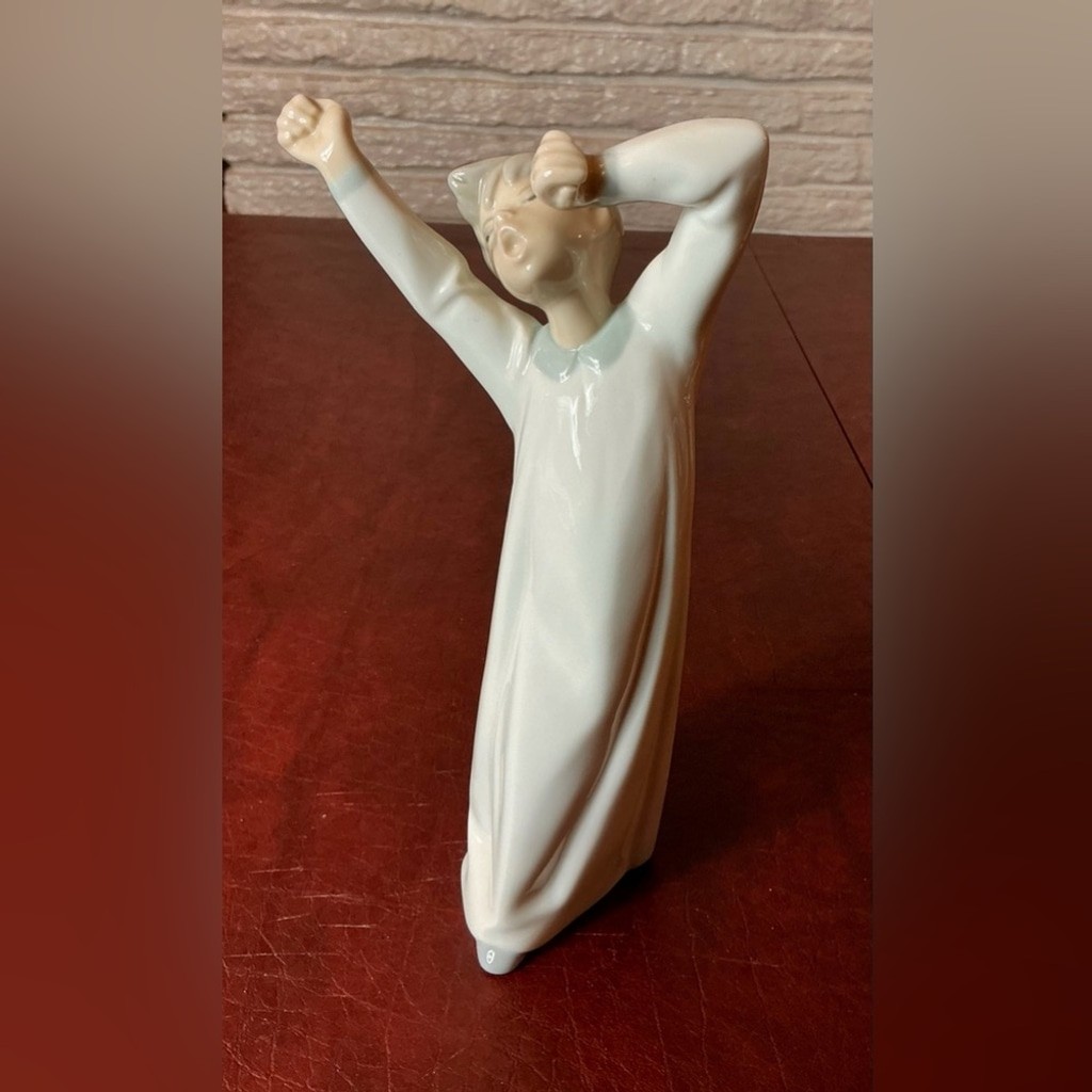 Vtge Lladro Boy Yawning Sculpture 4870-Glazed Porcelain-Collectible-Handcrafted Vtge Lladro Boy Yawning Sculpture 4870-Glazed Porcelain-Collectible-Handcrafted