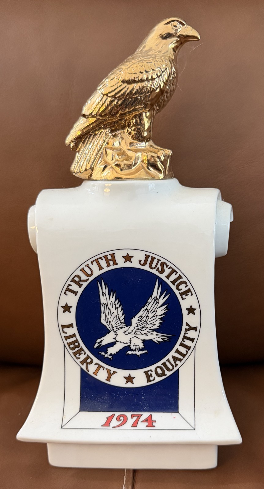 VINTAGE 1974 RARE LIONSTONE PORCELAIN FRATERAL ORDER OF EAGLES DECANTER VINTAGE 1974 RARE LIONSTONE PORCELAIN FRATERAL ORDER OF EAGLES DECANTER