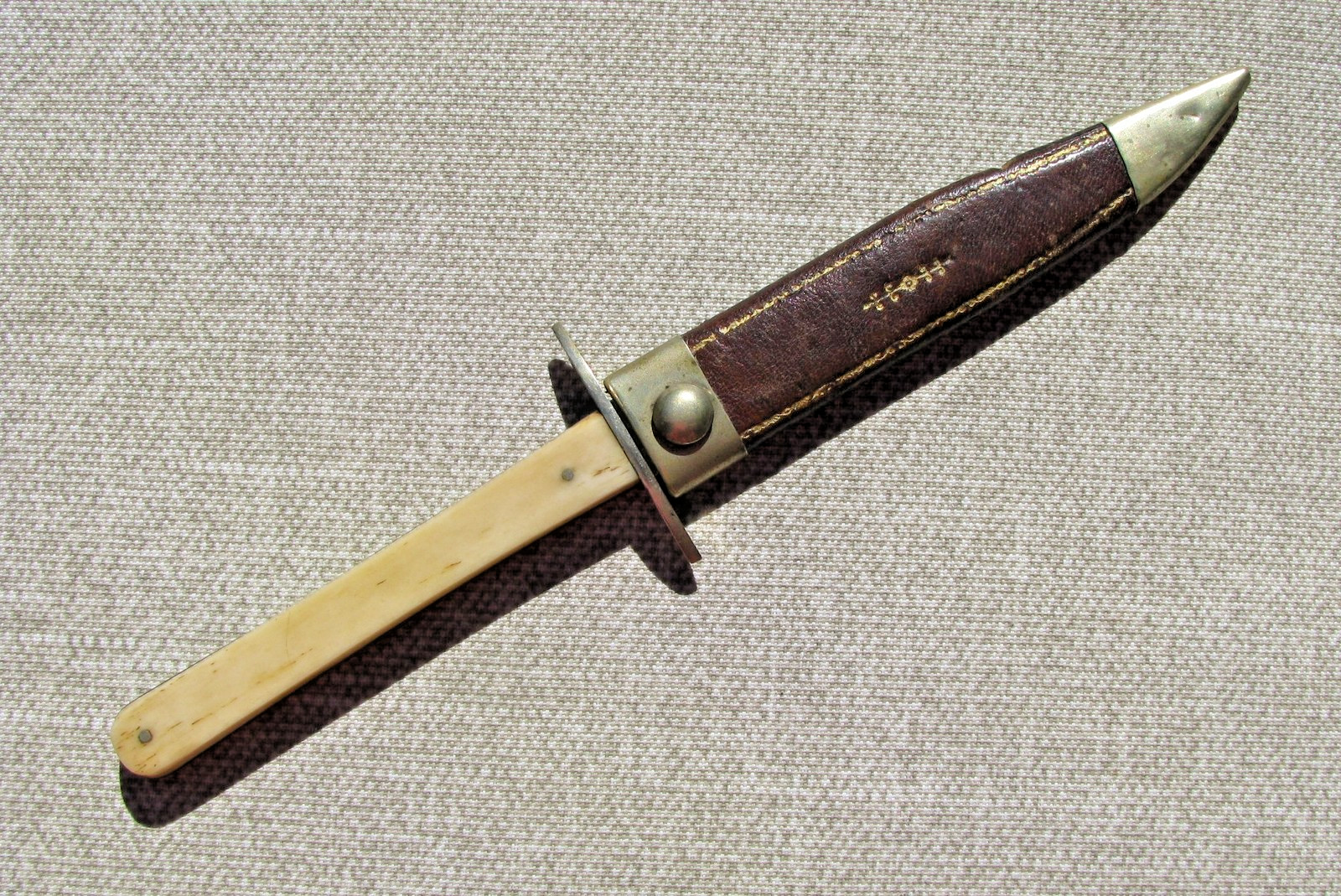 ANTIQUE FINE CAST STEEL ETCHED DIRK / HUNTING KNIFE ORIGINAL SHEATH c1860s-1880s ANTIQUE FINE CAST STEEL ETCHED DIRK / HUNTING KNIFE ORIGINAL SHEATH c1860s-1880s