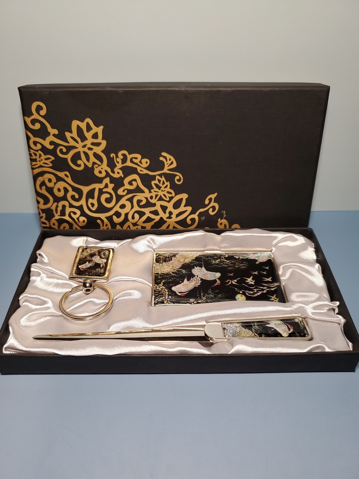 Korean Mother-of-Pearl Gift Set featuring a Crane and Turtle Design - BRAND NEW Korean Mother-of-Pearl Gift Set featuring a Crane and Turtle Design - BRAND NEW
