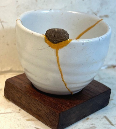 MINI Kintsugi Style Japanese Repair Technique,ceramic sake cup,w/sea pebble,VG MINI Kintsugi Style Japanese Repair Technique,ceramic sake cup,w/sea pebble,VG