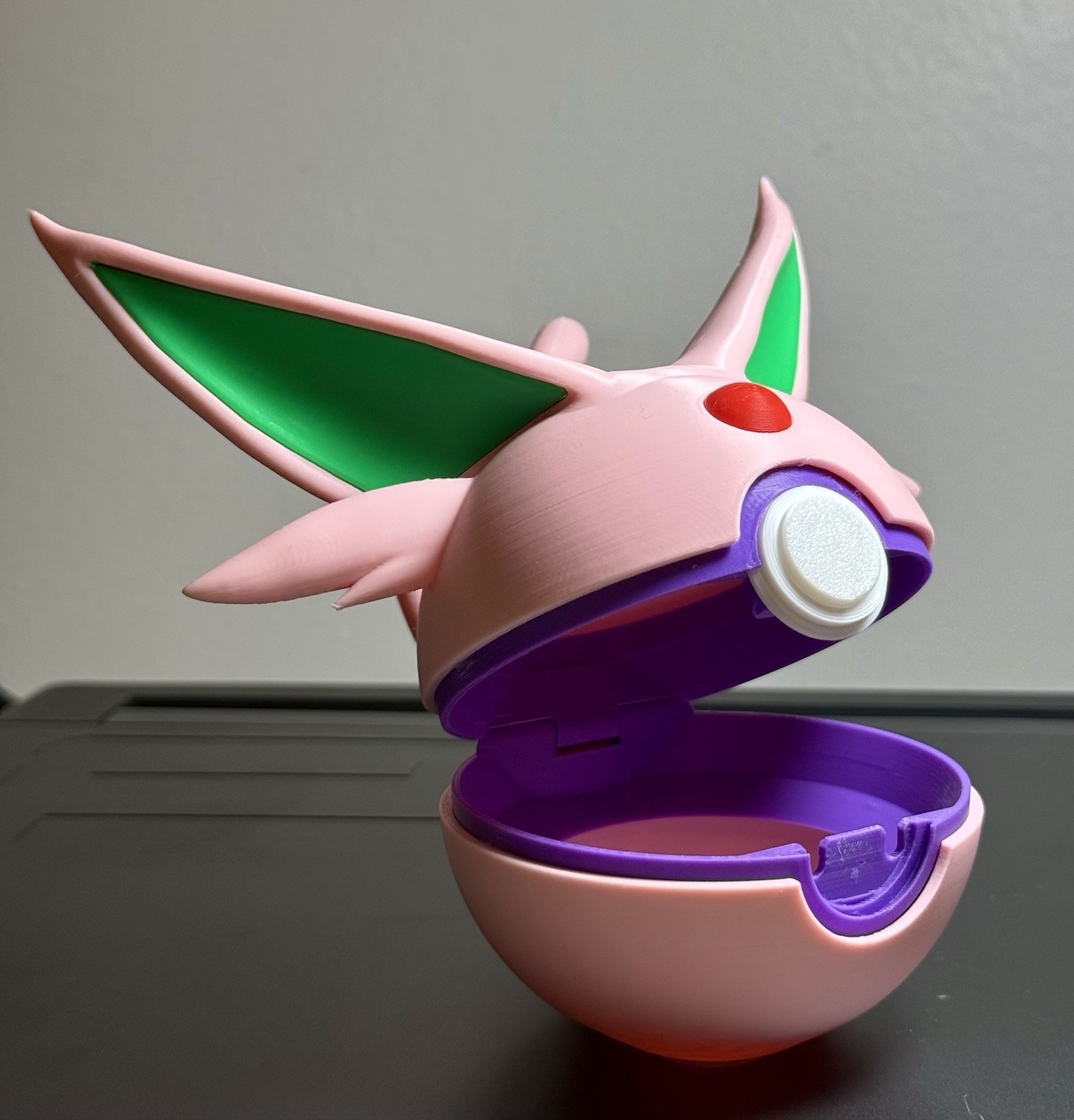 Espeon Pokeball, 3D printed using only high quality filament. Espeon Pokeball, 3D printed using only high quality filament.